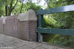 Natuurstenen afwerking leuning die aansluit op houten hek
<br/>
Corrie Groen- Pickhard, 2015-06-06